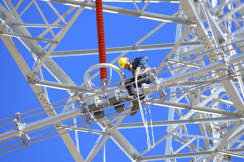 用電負(fù)荷創(chuàng)新高 國網(wǎng)甘肅電力員工戰(zhàn)高溫保供電